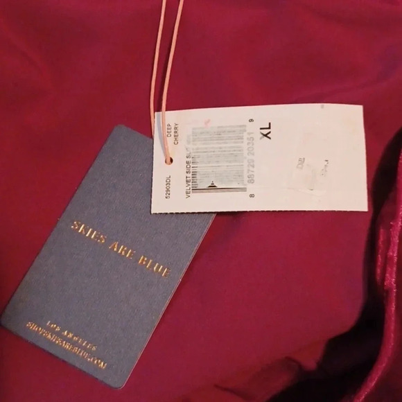 💙🐾Deep cherry velvet mini skirt with a slit - Picture 5 of 14